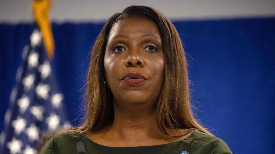 - Med hjælp fra sine børn og chefer i Trump Organization har Donald Trump fejlagtigt oppustet værdien af sin formue med milliarder af dollars for uretmæssigt at berige sig selv og snyde systemet, siger New Yorks justitsminister Letitia James i en pressemeddelelse. Her ses hun ved et pressemøde onsdag. <i>Yuki Iwamura/Ritzau Scanpix</i>