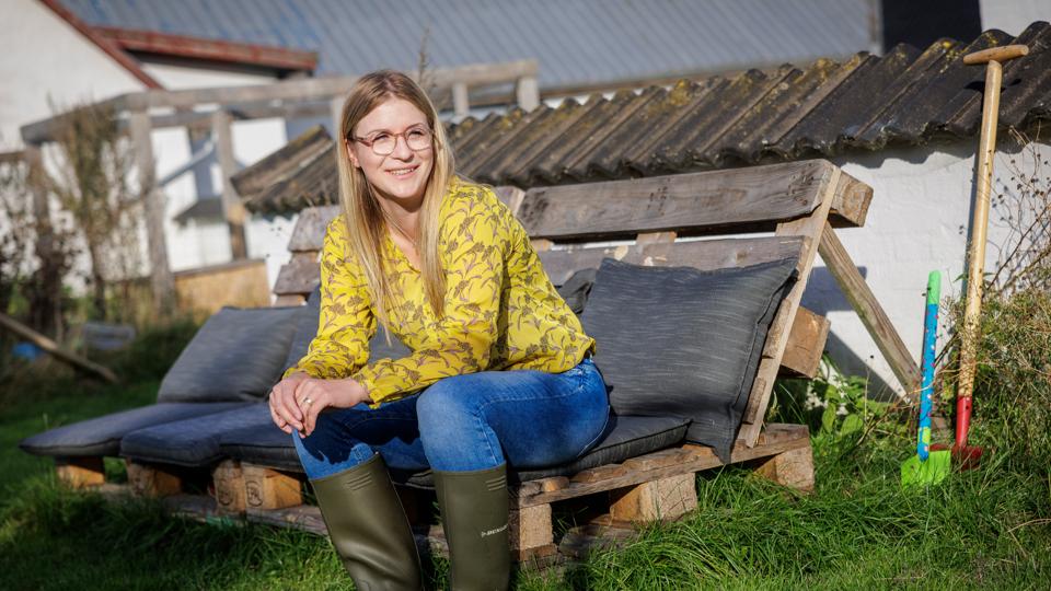 Anna bor på et nedlagt landbrug ved Øster Hassing, og hun er som mange andre nordjyder ramt af prisstigningerne på træpiller. Men nu er der måske en hjælp på vej. <i>Foto: Martin Damgård</i>