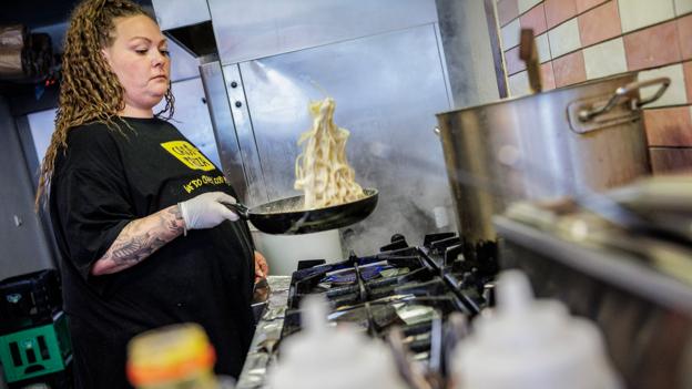 - Hver gang jeg langer en pose over disken til et bud, så tjener jeg stort set ingen penge, lyder det fra Ann-Britt Pedersen, indehaver af Casa Pazza i Reberbansgade. <i>Foto: Martin Damgård</i>