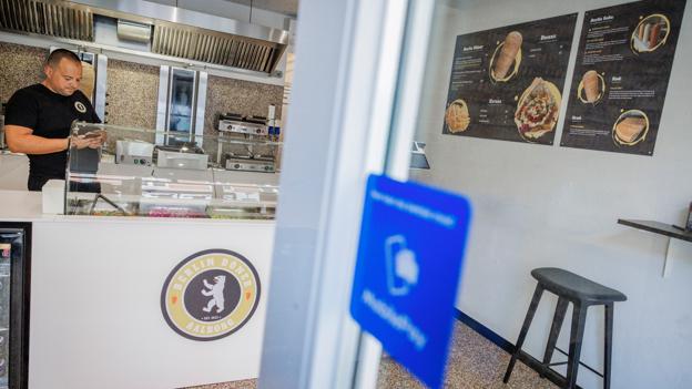Aalborgs takeaway-steder er pressede af steder som Wolt, der trækker alle kunderne over på deres platform. Det skaber stor omsætning men deraf meget lille indtjening for stederne, der opfordrer kunderne til at bestille direkte og hente selv i stedet for at få deres mad leveret. Mange er på tærsklen til at lukke. <i>Foto: Martin Damgård</i>