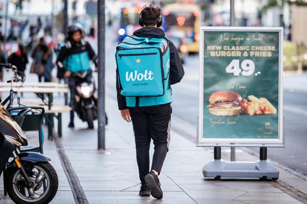 Aalborgs takeaway-steder er pressede af leveringstjenester som Wolt, der trækker alle kunderne over på deres platform. Det skaber stor omsætning men deraf meget lille indtjening for stederne, der nu i stedet for opfordrer kunderne til at bestille direkte og hente selv. Mange er på tærsklen til at lukke. <i>Foto: Martin Damgård</i>