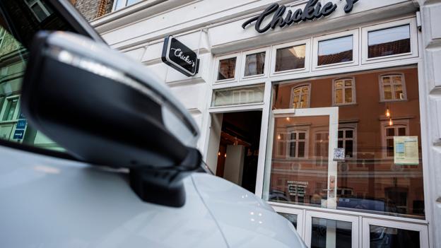 Aalborgs takeaway-steder er pressede af Wolt, der trækker alle kunderne over på deres platform. Det skaber stor omsætning men deraf meget lille indtjening for stederne, der opfordrer kunderne til at bestille direkte og hente selv i stedet for at få deres mad leveret. Mange er på tærsklen til at lukke. Billeder fra Chickie's i Aalborg. Aalborg 21. september 2022 <i>Foto: Martin Damgård</i>