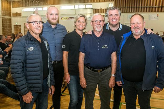 Jan Mølby lod sig forevige i selskab med folkene fra Sparekassen Danmark Fonden, Ulsted. <i>Foto: Allan Mortensen/Expo Fotografi</i>