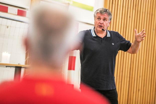 "The Great Dane", som Jan Mølby stadig kaldes i Liverpool, var i hopla ved foredraget i Hou. <i>Foto: Allan Mortensen</i>