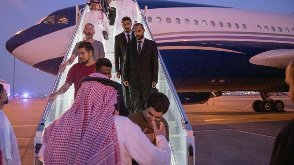 Et fly med ti udlændinge ankom onsdag til Saudi-Arabien. De var netop blevet løsladt af Rusland som led i en fangeudveksling med Ukraine. <i>-/Ritzau Scanpix</i>