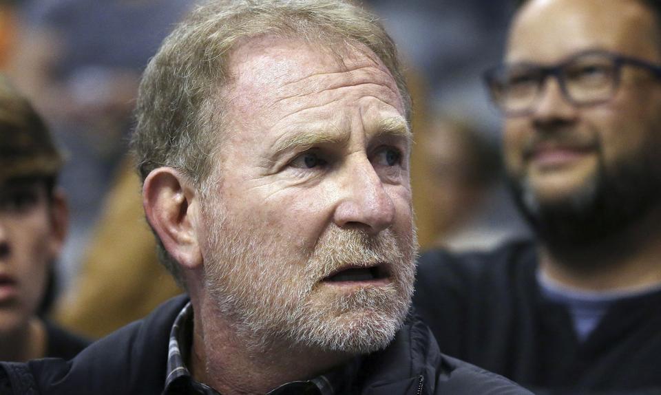 Det amerikanske medie ESPN har talt med flere end 70 medarbejdere fra NBA-holdet Phoenix Suns. Flere siger, at holdejer Robert Sarver står bag et "giftigt arbejdsmiljø". (Arkivfoto). <i>Ross D. Franklin/Ritzau Scanpix</i>