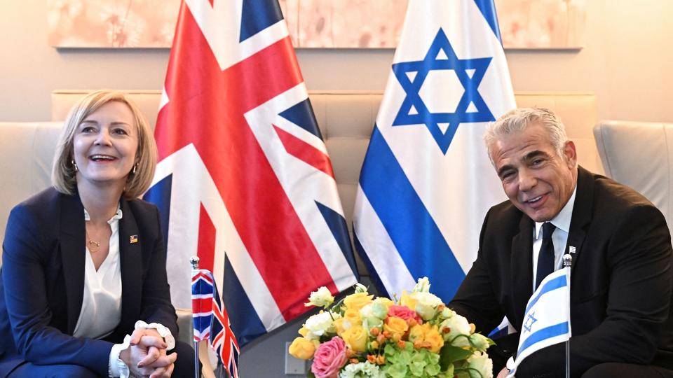 Storbritanniens premierminister, Liz Truss, har ifølge The Telegraph sagt til sin israelske pendant, at hun overvejer at flytte Storbritanniens ambassade i Israel fra Tel Aviv til Jerusalem. <i>Toby Melville/Reuters</i>