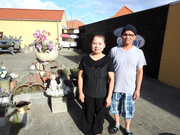 Der er stort anlagt have til udeservering her er det Cua, med sin mand Hung Lam Vo. <i>Foto: Jens Brændgaard</i>