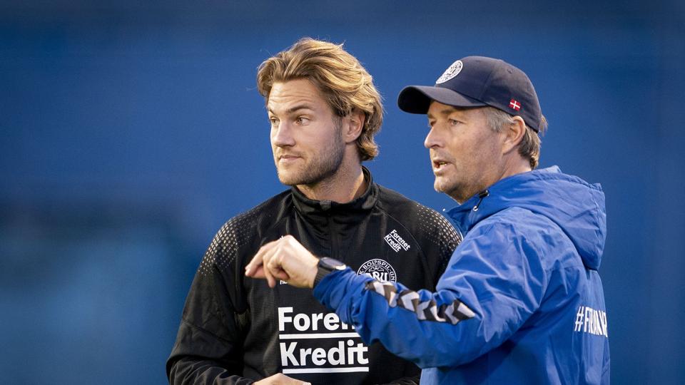 Kasper Hjulmand instruerede Joachim Andersen under onsdagens træning i Zagreb. <i>Liselotte Sabroe/Ritzau Scanpix</i>