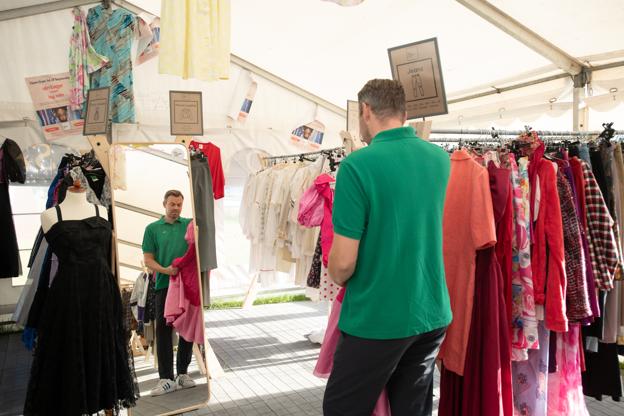 Fra "Kilo Vintage Sale," der blev afholdt ude foran Guld & Rod på Stenbukken 3A i Aalborg. <i>Foto: Bjarne Hyldgaard</i>