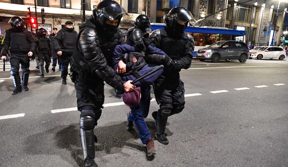 Kampklædt politi har anholdt demonstranter flere steder i Rusland. <i>Olga Maltseva/Ritzau Scanpix</i>