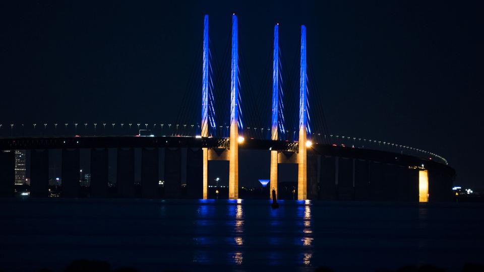 Der bliver slukket for belysningen af pylonerne på Øresundsbroen om natten. Ukraine-belysningen, hvor pylonerne oplyses i blå og gule farver, kan fremover kun ses på søndage i tidsrummet mellem klokken 18 og 22. (Arkivfoto). <i>Martin Sylvest/Ritzau Scanpix</i>