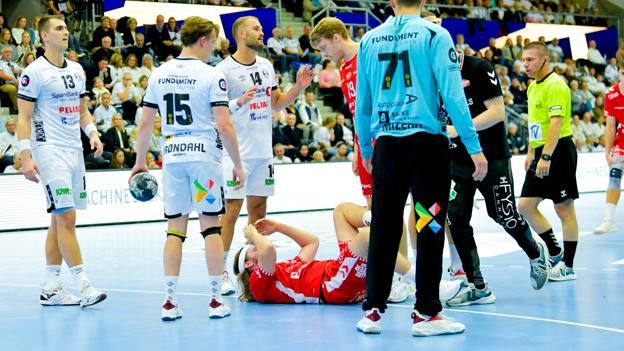 Spillerne samlede sig hurtigt om Mikkel Hansen, efter at stjernen røg i gulvet mod Elverum. <i>Annika Byrde/NTB/Ritzau Scanpix</i>