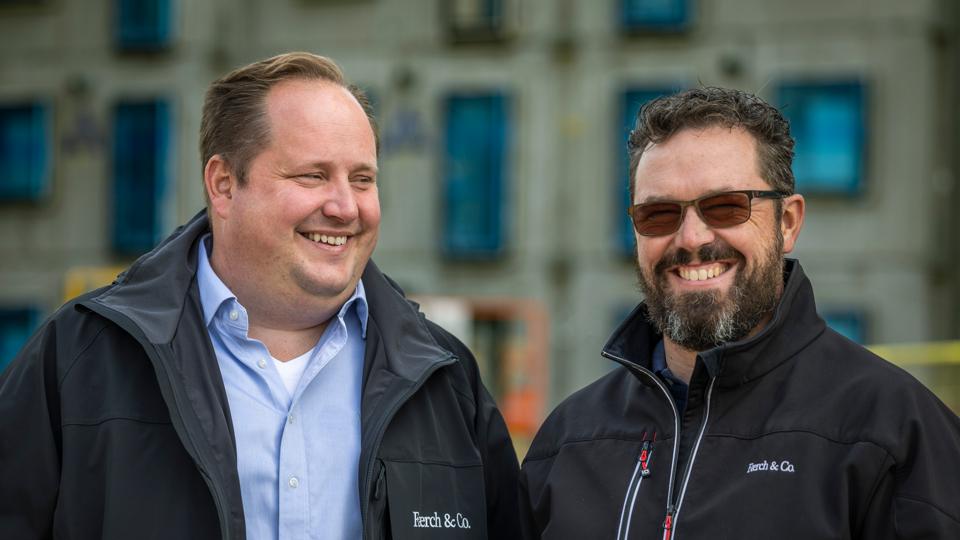 Direktører i Færch & Co. Martin Lampe og Søren Worup ansætter flere håndværkere. <i>Foto: Martél Andersen</i>