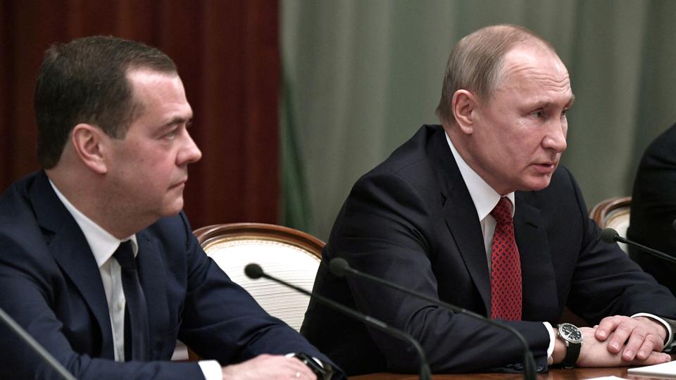 Dmitrij Medvedev (til venstre) er næstformand i Ruslands Sikkerhedsråd. Vladimir Putin (til højre) er formand. (Arkivfoto). <i>Sputnik/Reuters</i>