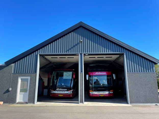 Alsbussen har til huse i et nyt, lækkert garageanlæg med tilhørende kontor, beliggende på Randersvej 100A med kort afstand til både bymidten og motorvejen. <i>Foto: Jesper Bøss</i>