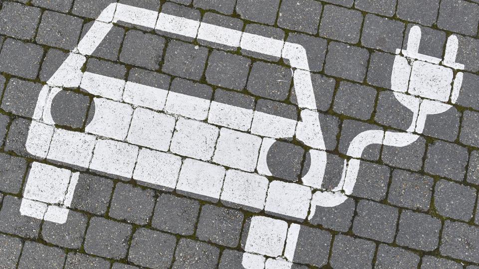Tre ud af fem finalister til titlen som Årets Brugtbil var i år el-biler. Som den første el-bil blev Tesla Model 3 kåret til Årets Brugtbil. (Arkivfoto). <i>Patrick Pleul/Ritzau Scanpix</i>