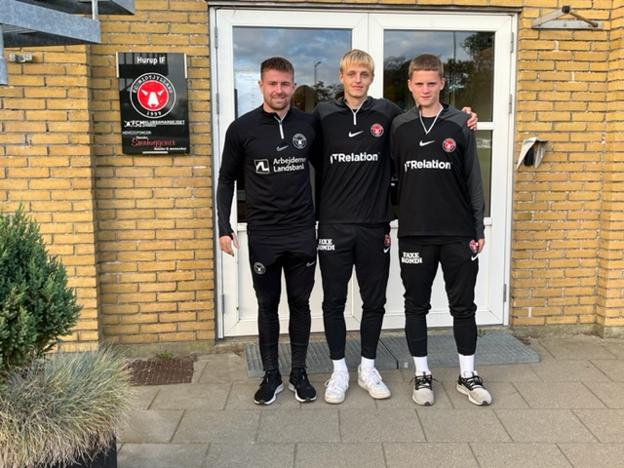 Superligaspilleren Mads Døhr Thycosen, samt Rasmus Kristiansen og Sofus Johannesen besøgte Hurup IF. <i>Privatfoto</i>