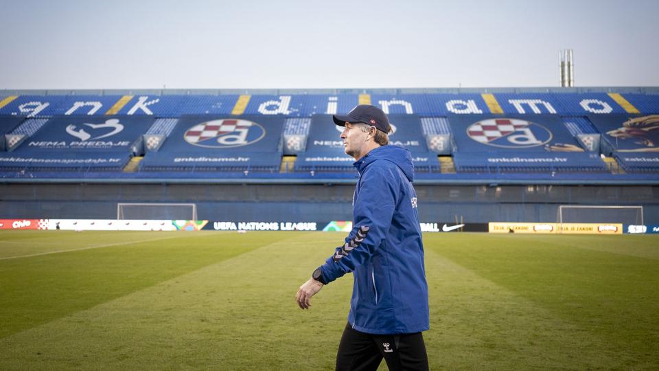 Der er en håndfuld meter ned fra tribunerne til banen på Stadion Maksimir i Zagreb. <i>Liselotte Sabroe/Ritzau Scanpix</i>