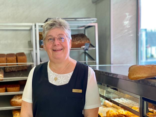 Lisbeth Holmsgaard Mikkelsen ejer sammen med sin mand, bagermester Jens Ole Mikkelsen, Halvrimmen Bageri. Hun er glad for, at de får kæmpestor opbakning fra deres kunder til det nye energi-gebyr. <i>Foto: Bitten Holmsgaard</i>