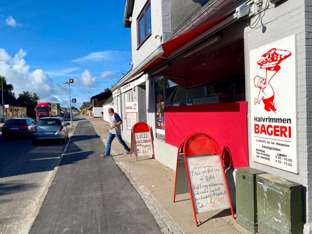 Vejarbejde og lukning af købmandsforretningen over for bageriet var de første udfordringer for Halvrimmen Bageri. Begge dele har kostet kunder og omsætning. Nu er det stigende råvare- og el-priser, der gør ondt på økonomien. <i>Foto: Bitten Holmsgaard</i>