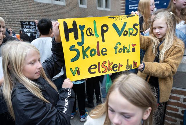 Utilfredse borgere og elever fra Sofiendalskolen protesterer mod Aalborg Kommunes sparebudget. Aalborg 21 September 2022