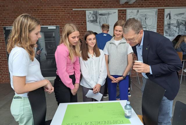 Gymnasieeleverne lærte om klima og fik besøg af flere lokale politikere, herunder borgmester Mikael Klitgaard. <i>Foto: Brønderslev Kommune</i>