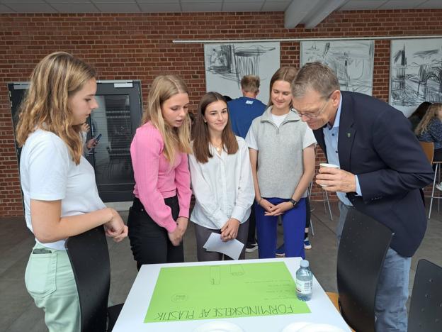 Gymnasieeleverne lærte om klima og fik besøg af flere lokale politikere, herunder borgmester Mikael Klitgaard. <i>Foto: Brønderslev Kommune</i>