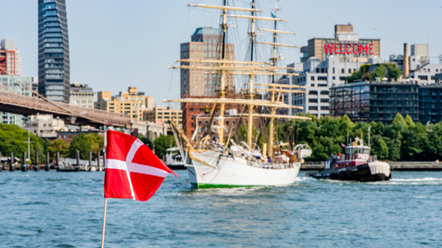 Skoleskibet med base i Frederikshavn har sejlet over atlanten og ankommer her til New York. <i>Foto: Martec</i>