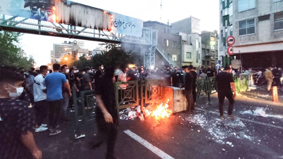 Under seks dages uroligheder i Iran er mindst 31 civile demonstranter blevet dræbt. Irans magtfulde revolutionsgarde udstedte torsdag advarsler om kommende retssager mod demonstranter, der protesterer mod landets moralske politi, efter at en ung kvinde er død i detentionen. <i>-/Ritzau Scanpix</i>