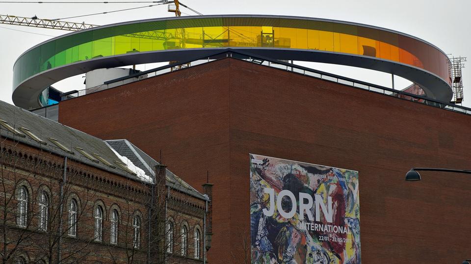 Regnbuen på kunstmuseet Aros vil fra torsdag ikke lyse Aarhus op om natten, fordi museet vil spare på energien. (Arkivfoto). <i>Henning Bagger/Ritzau Scanpix</i>