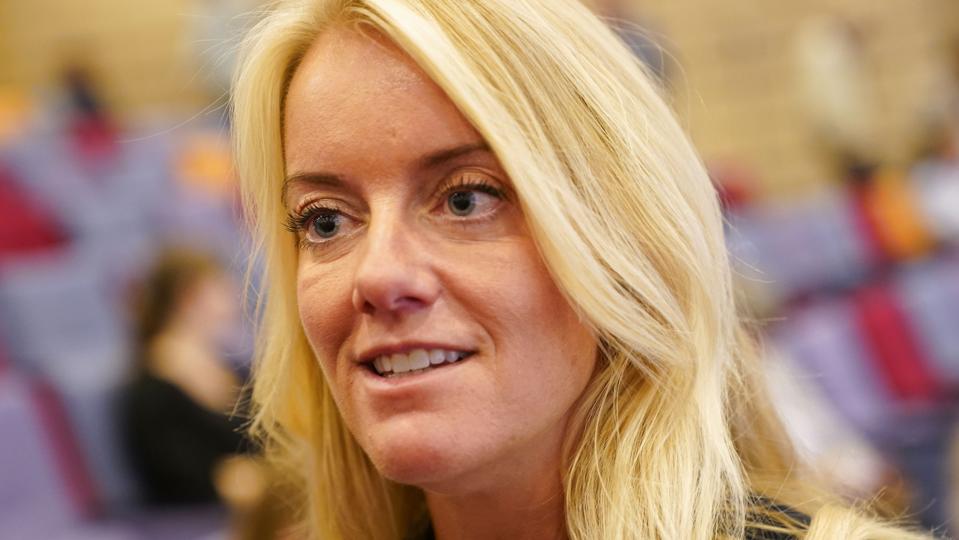 Pernille Vermund (NB) er glad for, at advokater bag privat advokatundersøgelse af minksagen er klare i mælet om, at statsminister Mette Frederiksen og tidligere fødevareminister Mogens Jensen kan stilles for en rigsret. <i>Ida Marie Odgaard/Ritzau Scanpix</i>