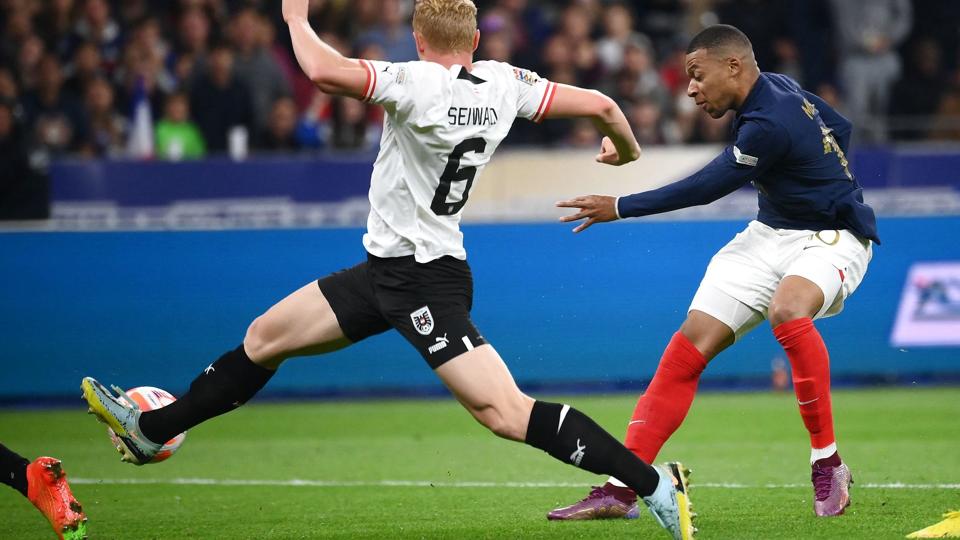 Kylian Mbappé dribler sig på skudhold og bringer Frankrig foran mod Østrig. <i>Franck Fife/Ritzau Scanpix</i>