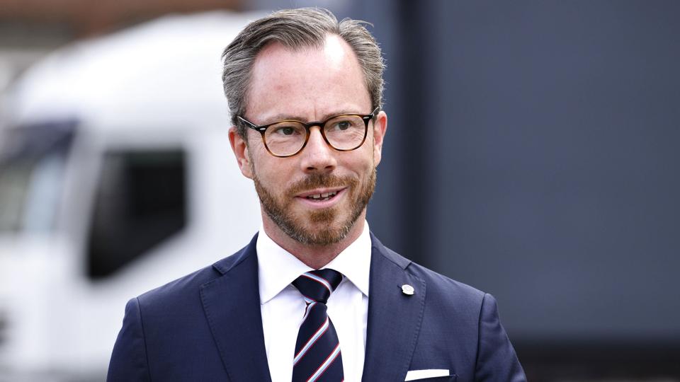 Jakob Ellemann-Jensen (V) vil ændre i universiteternes overbygninger. Det betyder, at nogle kandidatuddannelser fremover skal gennemføres på et år i stedet for to. Samme idé arbejder regeringen angiveligt med. <i>Philip Davali/Ritzau Scanpix</i>