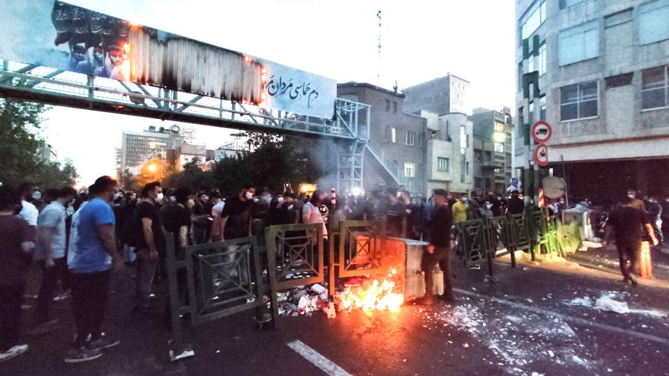 Siden Mahsa Aminis død har der været demonstrationer i flere iranske byer. Billedet er fra Teheran onsdag. <i>Wana News Agency/Reuters</i>
