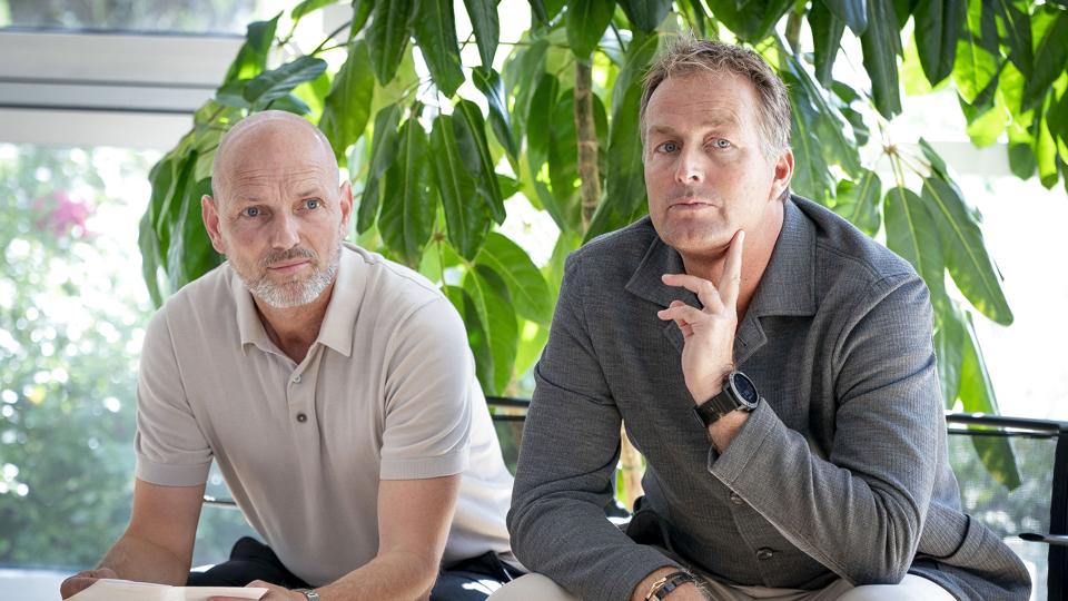 U21-landstræner Jesper Sørensen (til venstre) og landstræner Kasper Hjulmand snakker ofte sammen om, hvem der skal spille på hvilke landshold. Før U21-landsholdets kampe mod Kroatien blev det besluttet at rykke 19-årige Rasmus Højlund op på A-landsholdet. <i>Liselotte Sabroe/Ritzau Scanpix</i>