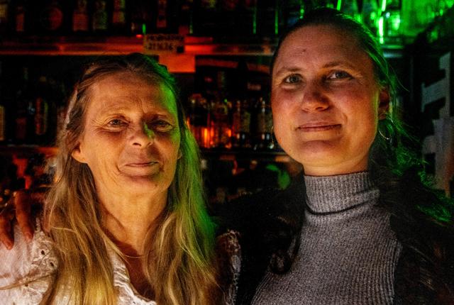 Jeanette Bendixen og Charlotte Bornefelt slukkede torsdag aften lyset og holdt lampeslukningsfest på Caféen i Brovst. <i>Foto: Jesper Hansen</i>