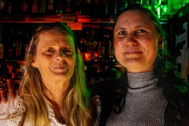 Jeanette Bendixen og Charlotte Bornefelt slukkede torsdag aften lyset og holdt lampeslukningsfest på Caféen i Brovst. <i>Foto: Jesper Hansen</i>
