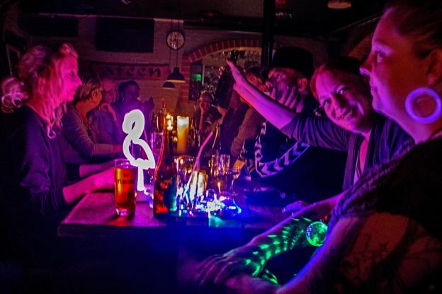 Gæsterne på Caféen havde selv medbragt alle mulige lysdimser, der bidrog til den gode stemning. <i>Foto: Jesper Hansen</i>
