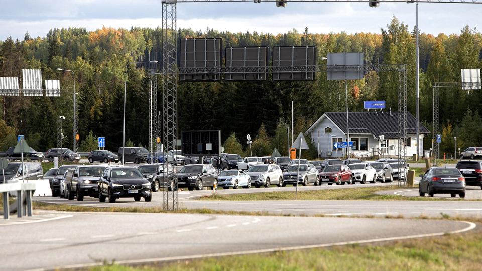 Den tætte trafik ved den finsk-russiske grænse fortsætter fredag med at være tæt. Billedet er fra torsdag. <i>Lehtikuva/Reuters</i>