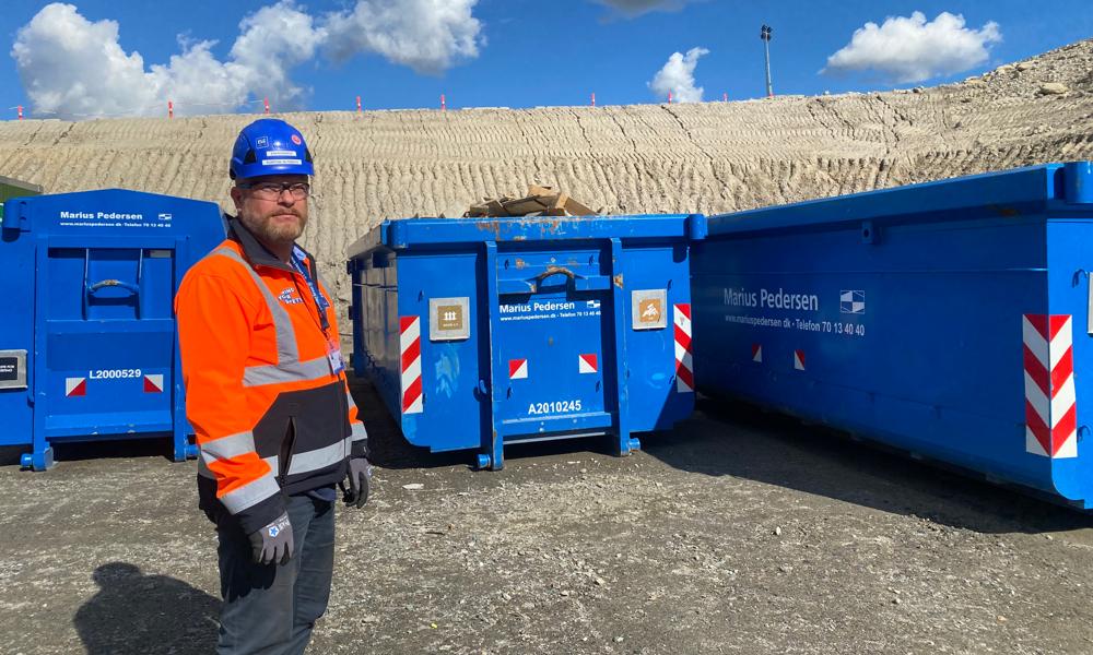 Miljøchef Kjartan Butzbach foran nogle af de containere, der bliver brugt til at finsortere fx træ fra støbeforskallinger, armeringsjern, plastik og blandet affald. Sidstnævnte forsøger medarbejderne at benytte så lidt som muligt. Miljøchef Kjartan Butzbach foran nogle af de containere, der bliver brugt til at finsortere fx træ fra støbeforskallinger, armeringsjern, plastik og blandet affald. Sidstnævnte forsøger medarbejderne at benytte så lidt som muligt.