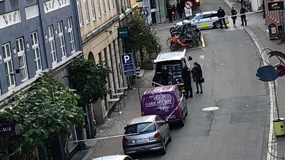Politiet arbejder i Sankt Peders Stræde i København fredag den 23. september 2022. Politiet modtog fredag morgen en anmeldelse om voldtægt i det indre København og flere gader blev afspærret. <i>Mette Honore Fessel/Ritzau Scanpix</i>