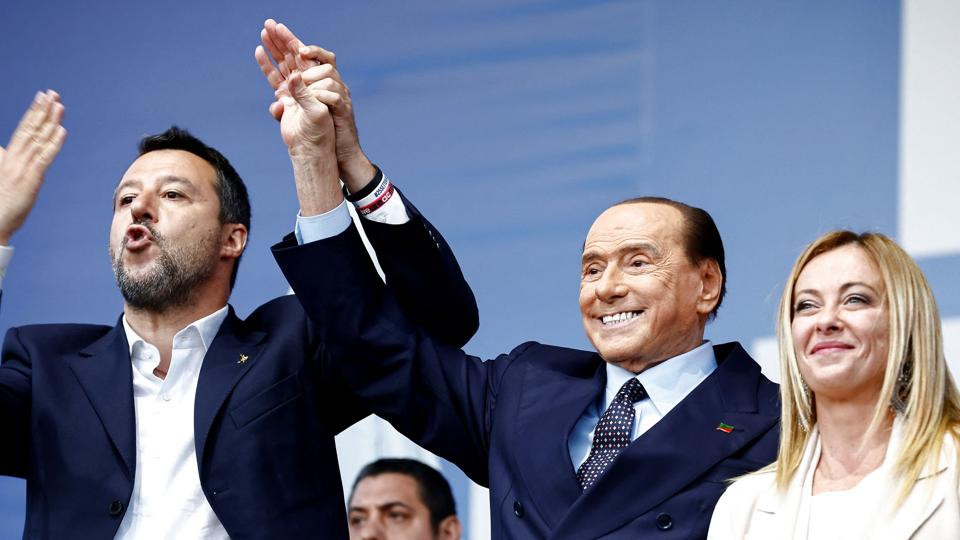 Alliancen på Italiens højrefløj, som torsdag aften deltog i et stort valgmøde i Rom inden weekendens valg. Fra venstre Matteo Salvini fra partiet Lega, Silvio Berlusconi fra Forza Italia og Giorgia Meloni fra partiet Italiens Brødre. Meloni leder et parti, der har sit udspring i fascismen. Hun ventes at blive landets første kvindelige premierminister. <i>Yara Nardi/Reuters</i>