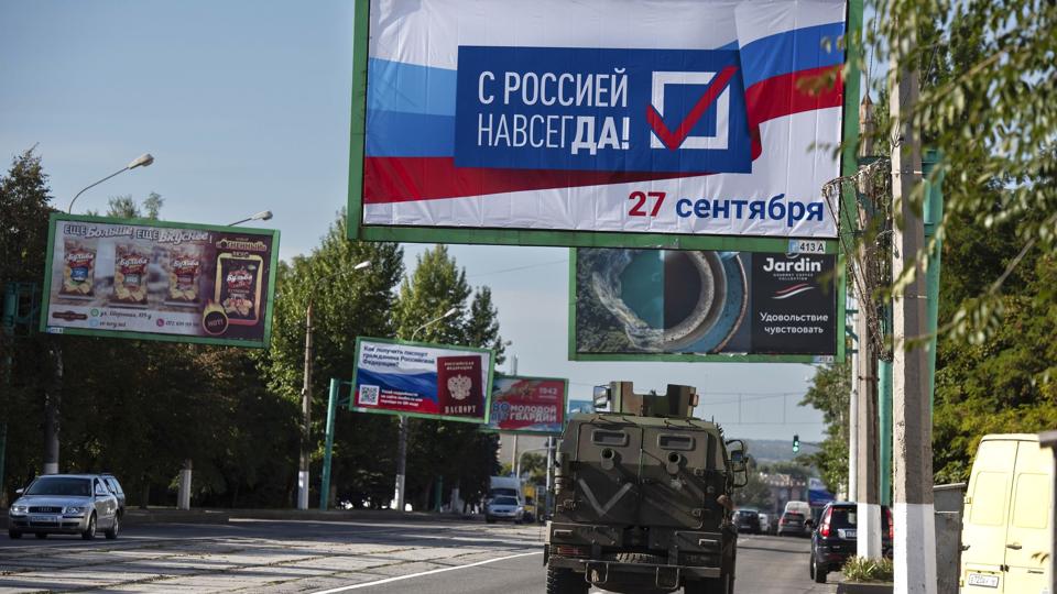 "Sammen med Rusland for altid 27. september", står der på et banner på en gade i det østlige Ukraine, hvor en fire dage lang folkeafstemning fredag er sat i gang af Rusland og deres prorussiske allierede i de "befriede områder" i Ukraine. <i>Uncredited/Ritzau Scanpix</i>