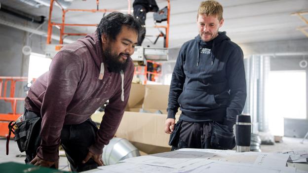 Vvs-montørerne Sorakrai Loysak (tv) og Dennis Lind har begge fået et skattesmæk på flere hundrede tusinde efter fjernarbejde for Kurt's Montage. <i>Foto: Bo Lehm</i>