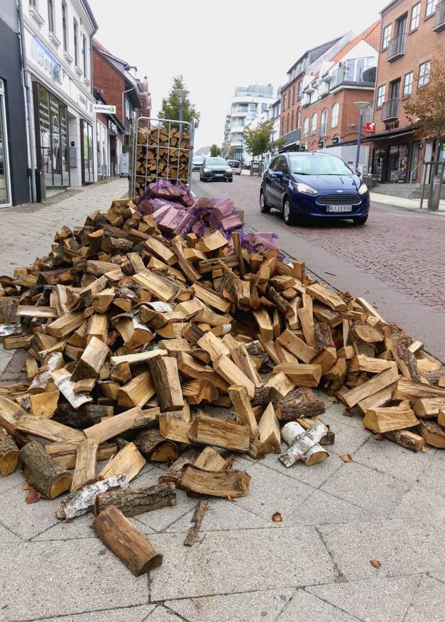 Nej, det var ikke kunst. Og det var ikke en tidlig udgave af Aars mystiske juletræ. Det var præcis hvad det lignede: En ordentlig bunke træ, tilfældigt smidt i gågaden, hvor alle kunne tage det. <i>Knud Bay Labohn</i>