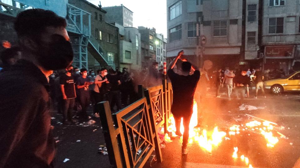 Demonstranter på gaden i Irans hovedstad, Teheran, for at protestere over en 22-årig kvindes død i moralpolitiets varetægt. <i>Wana News Agency/Reuters</i>
