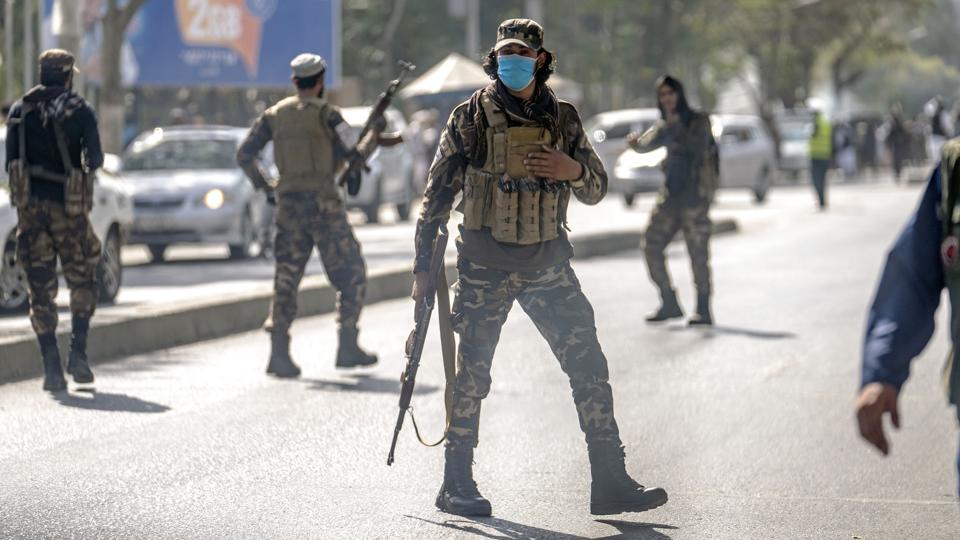 Bevæbnede folk fra Taliban står vagt nær en moské i Kabul, hvor en bombe ved en moské fredag dræbte syv og og sårede over 40. <i>Ebrahim Noroozi/Ritzau Scanpix</i>
