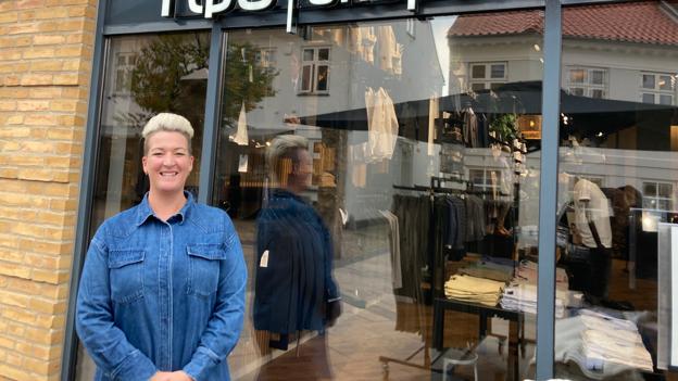 Det er et år siden Jeanette Mogensbæk og Tøjeksperten flyttede fra Havnegade og ind på den nuværende endnu mere centrale adresse Søndergade 4, og det skal da også fejres. <i>Foto: Marianne Isen</i>