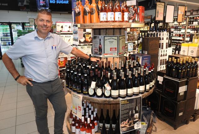 Her er det købmand Rene Ejstrup Larsen fra Spar i Hirtshals, der viser nogle af de vine, der skal smages på den 13. oktober på Hotel Hirtshals.